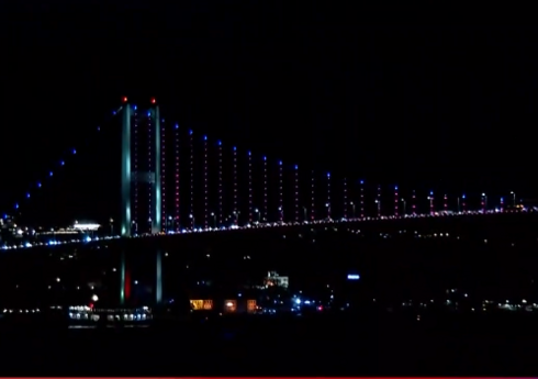 İstanbulda Şəhidlər körpüsü Azərbaycan bayrağının rəngləri ilə işıqlandırılıb