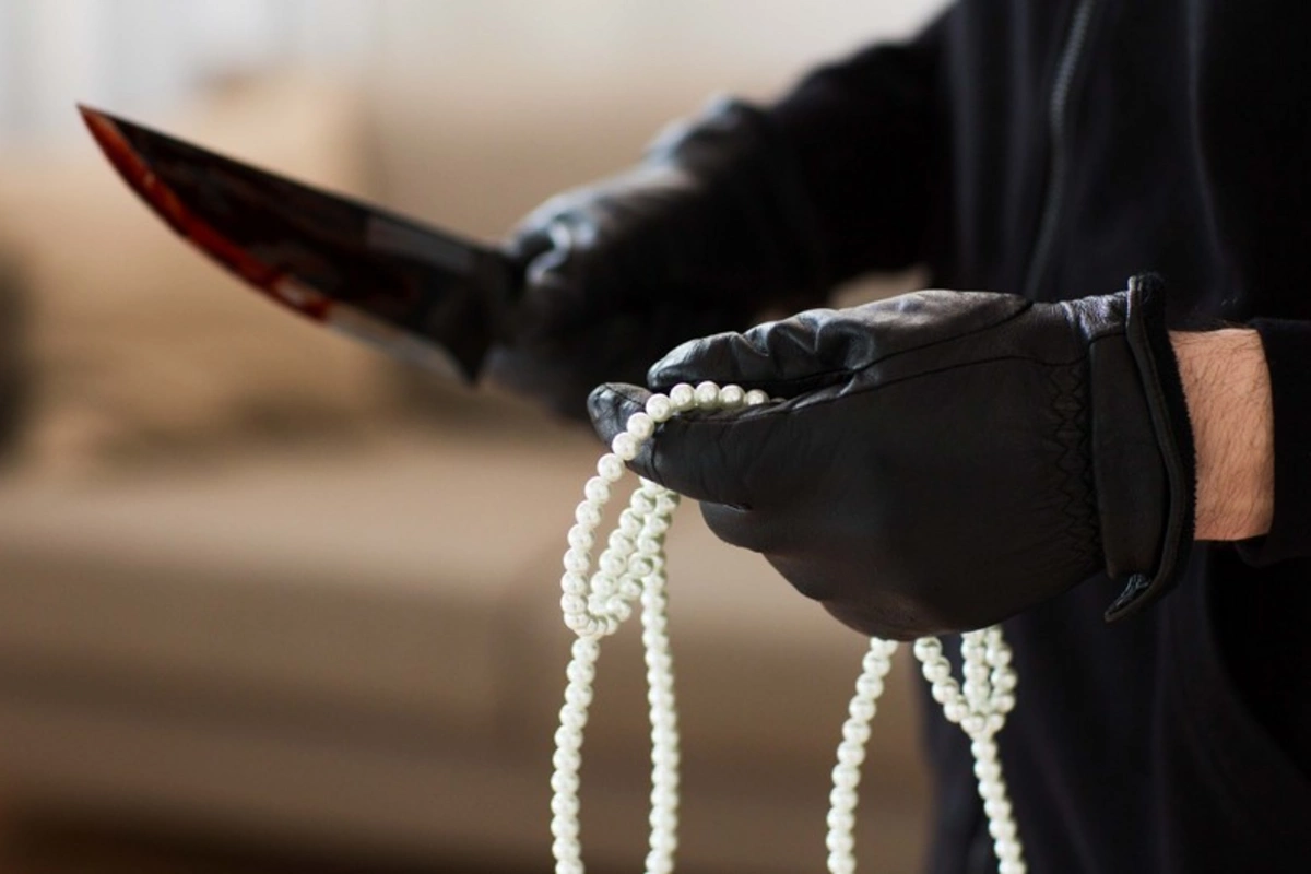 Sumqayıtda evlərdən 16 minlik qızıl-zinət əşyaları oğurlamaqda şübhəli bilinən şəxslər saxlanılıb Sumqayıtda evlərdən 16 minlik qızıl-zinət əşyaları oğurlamaqda şübhəli bilinən şəxslər saxlanılıb