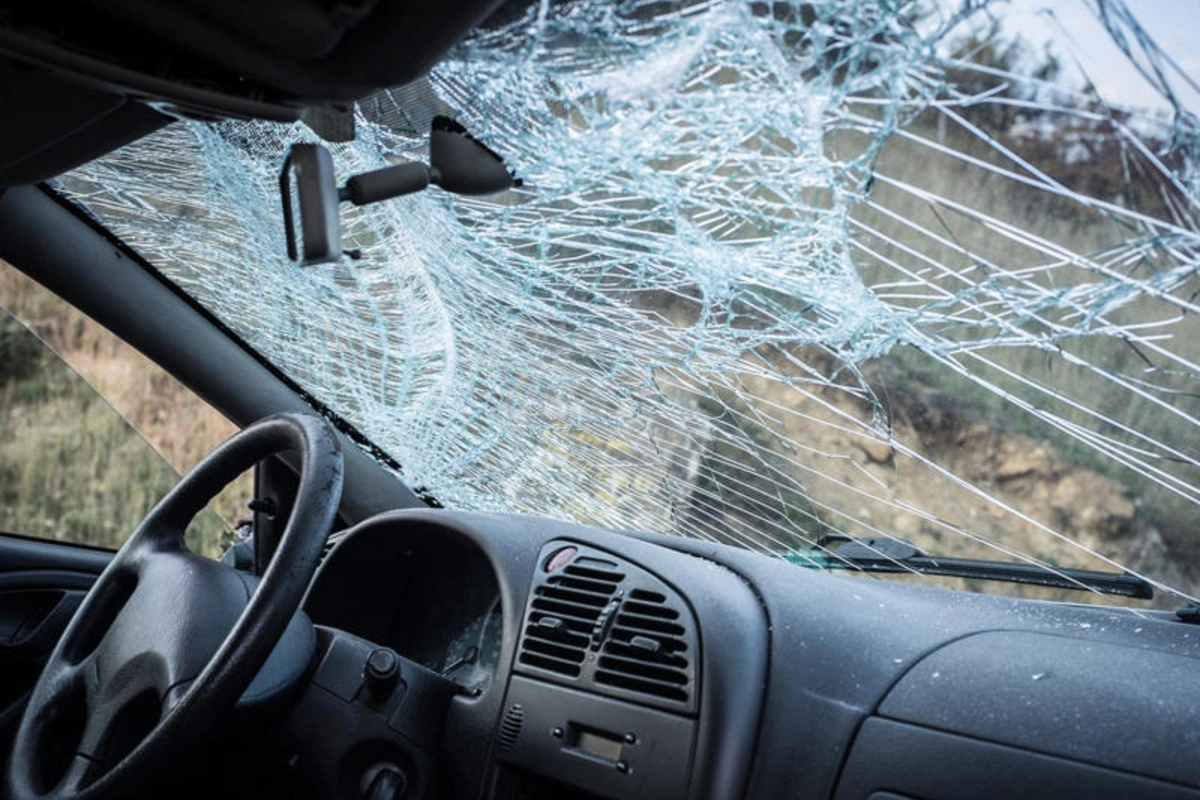 Sumqayıtda minik avtomobili yol kənarında dayanan yük avtomobilinə çırpılıb, ölən var