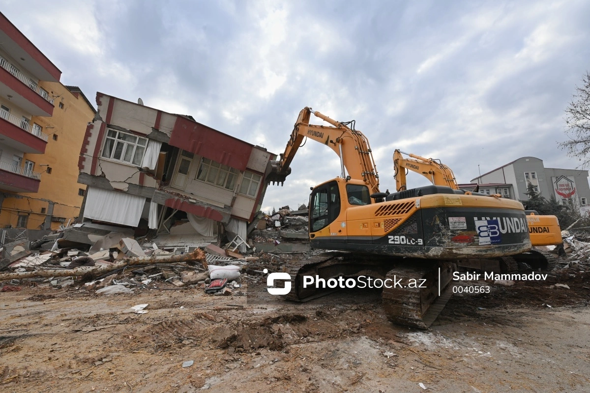 Sumqayıtda qəzalı vəziyyətdə olan 13 bina sökülür, 1 300 ailəyə yeni evlər veriləcək Sumqayıtda qəzalı vəziyyətdə olan 13 bina sökülür, 1 300 ailəyə yeni evlər veriləcək