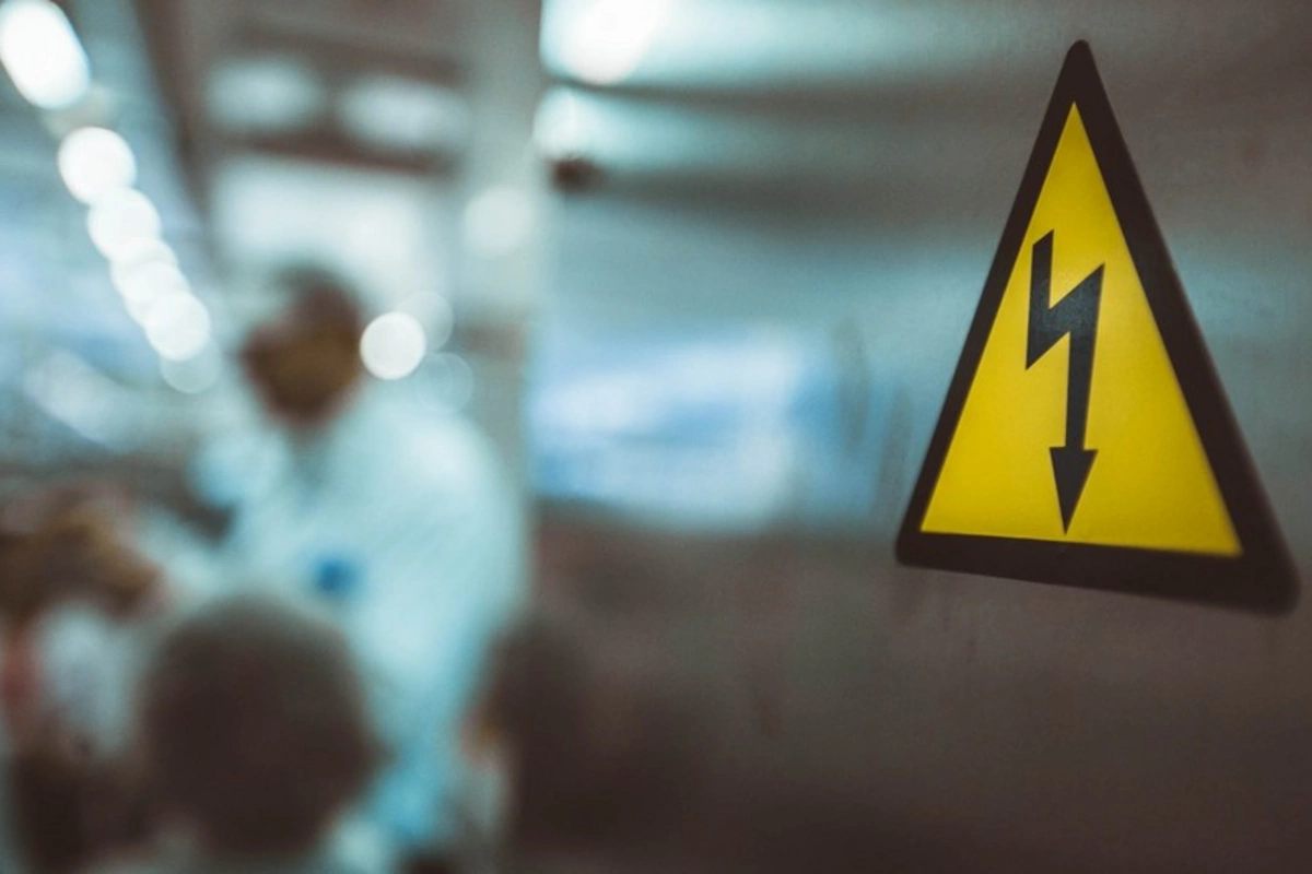 Sumqayıtda yük avtomobilinin sürücüsünü elektrik cərəyanı vurub