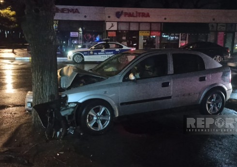 Sumqayıtda avtomobil ağaca çırpılıb, xəsarət alanlar var