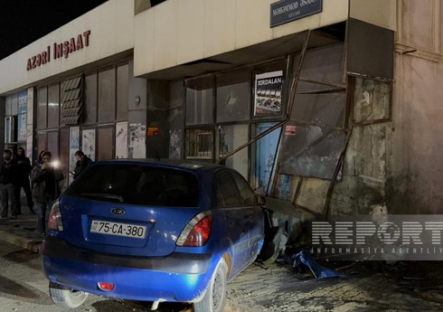 Sumqayıtda avtomobil idarəetmədən çıxaraq mağazaya çırpılıb