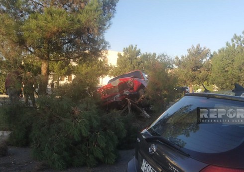 Sumqayıtda avtomobil qəzaya uğrayıb