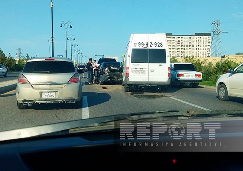 Sumqayıtda zəncirvari qəza baş verib, 5 avtomobilə ciddi ziyan dəyib