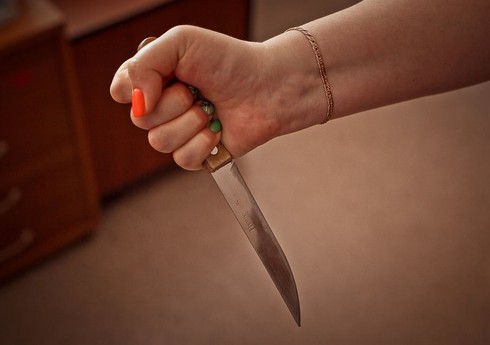 Sumqayıtda özündən 12 yaş böyük ərini bıçaqlamaqda şübhəli bilinən qadın tutulub - YENİLƏNİB