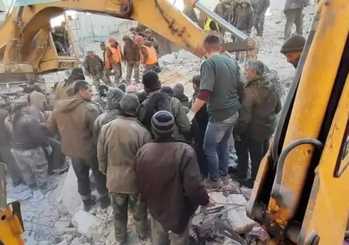 Suriyanın Hələb şəhərində yaşayış evi çöküb, ölən və dağıntılar altında qalanlar var