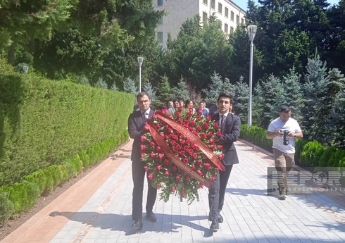 İƏT nümayəndə heyəti Fəxri və Şəhidlər xiyabanlarını ziyarət edib İƏT nümayəndə heyəti Fəxri və Şəhidlər xiyabanlarını ziyarət edib