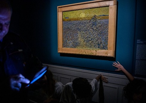 İtaliyada ekofəallar məşhur rəsm əsərinə noxud şorbası atıblar