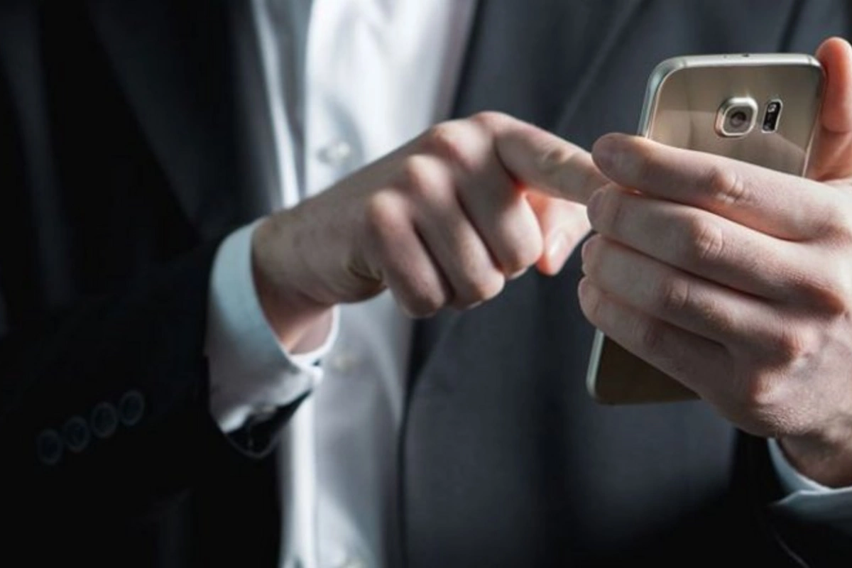 Tanımadığınız şəxslərin telefonunun ekranına BAXMAYIN - ETX məlumat yaydı
