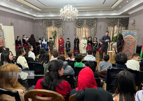 Tbilisidə “BEEZ” Uşaq Teatrı “Tıq-Tıq xanım” tamaşasının premyerasını keçirib