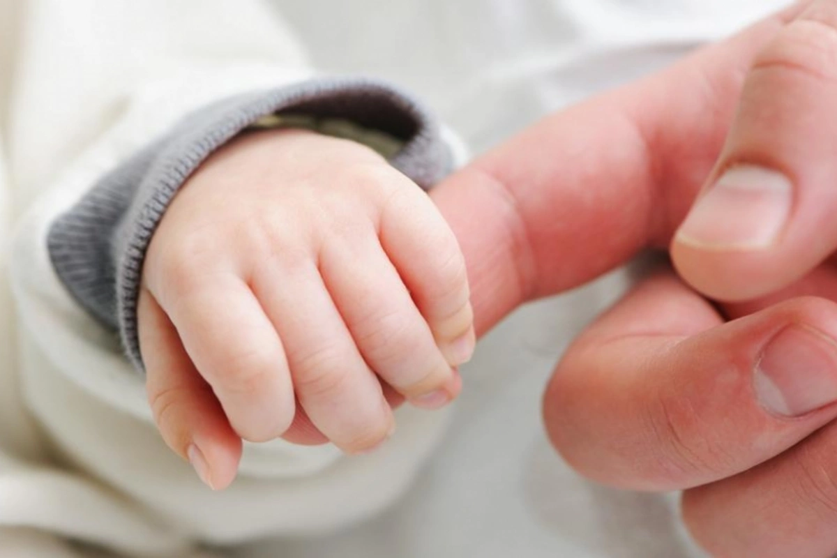 Tovuzda ana körpə qızını yaşlı qadının evində atıb gedib