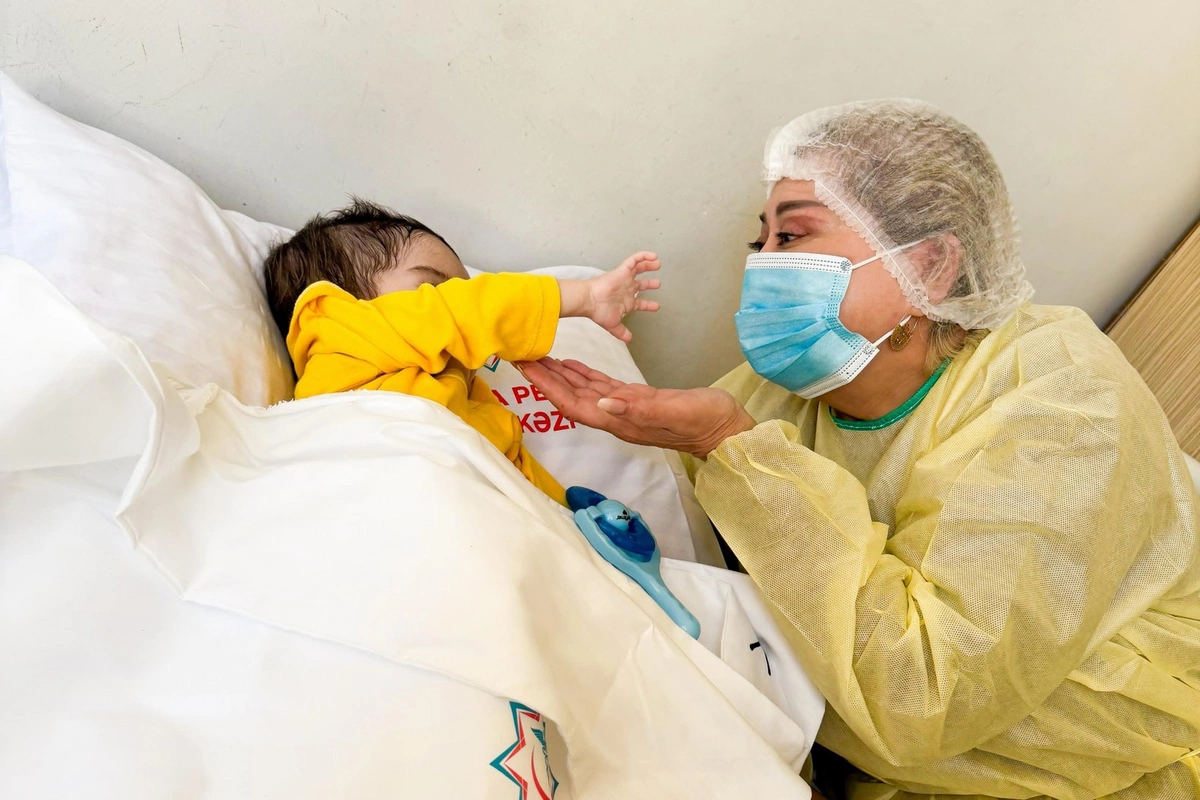 Tovuzda ananın evdə günlərlə tək qoyduğu körpənin son durumu açıqlanıb