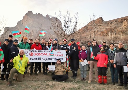 Türkiyə alpinistləri Xocalı faciəsi qurbanlarının xatirəsini Haçadağın zirvəsində anıb