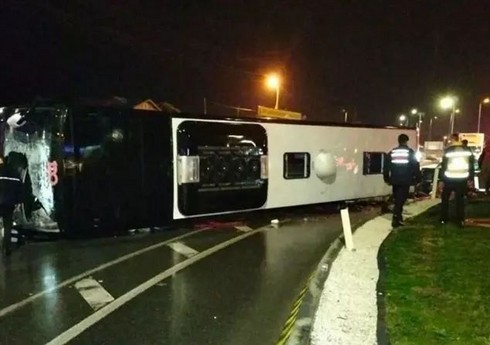 Türkiyə avtobus qəzaya uğrayıb, 1 nəfər ölüb, 20 nəfər yaralanıb