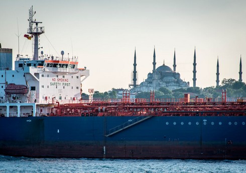 Türkiyə neft daşıyan tankerləri boğazlardan buraxmağa başlayıb