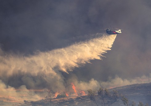 Türkiyə Ordusu İzmirdə yanğının söndürülməsinə beş helikopter ayırıb