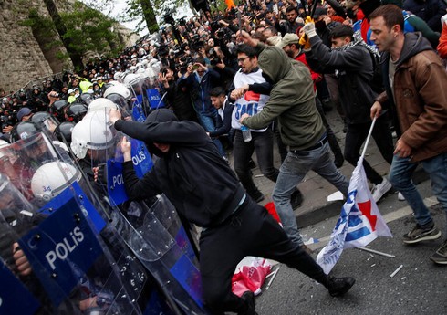 Türkiyədə 1 May aksiyasında toqquşmalarda onlarla polis əməkdaşı yaralanıb