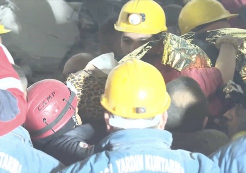 Türkiyədə 209 saat sonra dağıntılar altından ata və qızı sağ çıxarılıb