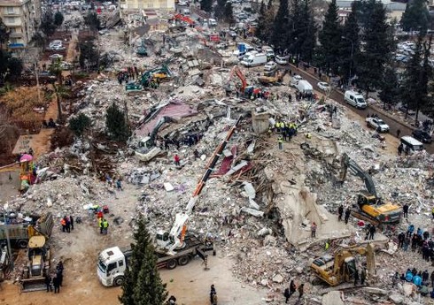 Türkiyədə 35 yaşlı kişi və 7 yaşlı uşaq dağıntılar altından sağ çıxarılıb