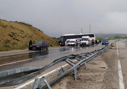 Türkiyədə avtobus dərəyə düşüb, yaralılar var Türkiyədə avtobus dərəyə düşüb, yaralılar var