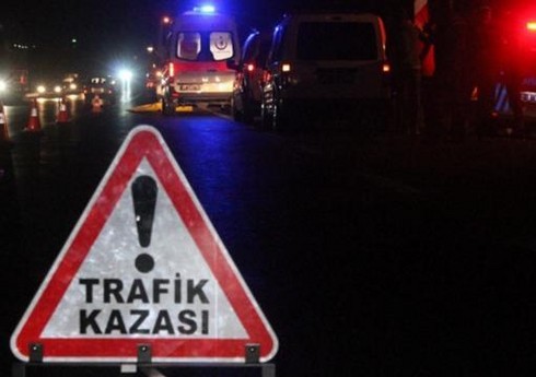 Türkiyədə avtomobil qəzasında ana və övladı ölüb, 4 nəfər yaralanıb