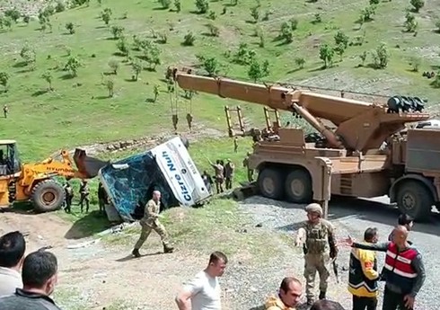 Türkiyədə hərbçiləri daşıyan avtobus aşıb, 2 nəfər ölüb, 45 nəfər yaralanıb