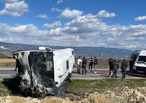 Türkiyədə iki avtomobil toqquşub, 1 nəfər ölüb, 24 nəfər yaralanıb