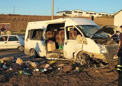 Türkiyədə mikroavtobus aşıb, onlarla yaralanan var