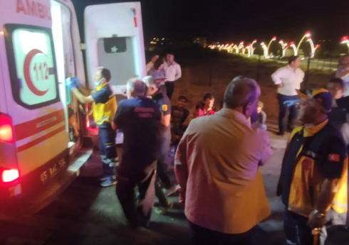 Türkiyədə miqrantları daşıyan mikroavtobus qəzaya uğrayıb, ölən və yaralananlar var