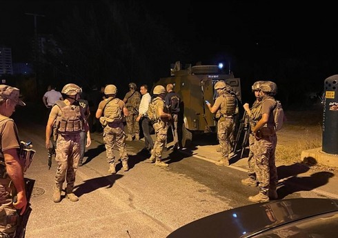 Türkiyədə silahlı şəxslər polis şöbəsinə hücum edib, xəsarət alanlar var Türkiyədə silahlı şəxslər polis şöbəsinə hücum edib, xəsarət alanlar var