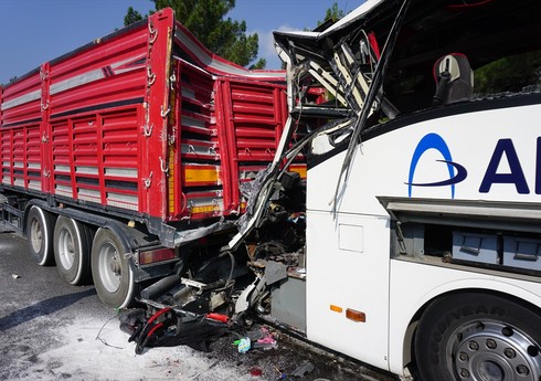 Türkiyədə sərnişin avtobusu qəzaya düşüb, 2 nəfər ölüb, 12 nəfər yaralanıb