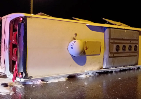 Türkiyədə sərnişin avtobusu qəzaya uğrayıb, onlarla insan xəsarət alıb