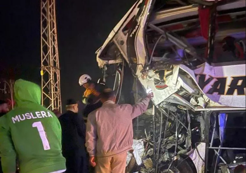 Türkiyədə sərnişin avtobusu TIR-a çırpılıb, ölənlər və yaralılar var