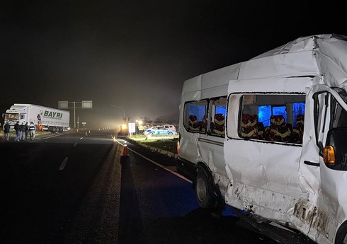 Türkiyədə yük maşını ilə məktəbli mikroavtobusu çarpılıb, yaralılar var