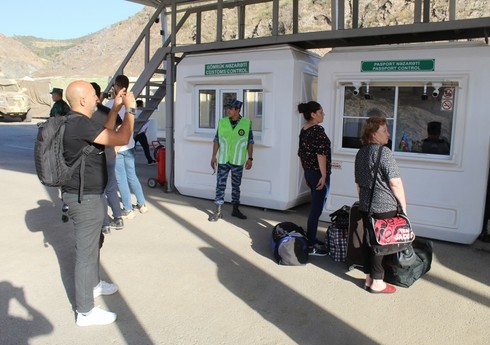 Türkiyəli jurnalistlər Laçın buraxılış məntəqəsindən ermənilərin “humanitar” şousunu izləyiblər