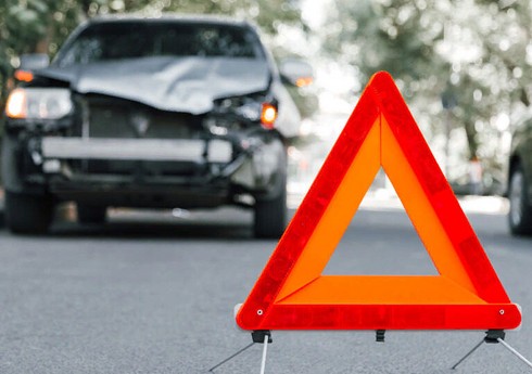 Tərtərdə avtomobil beton maneəyə çırpılıb, gənc qız ağır yaralanıb