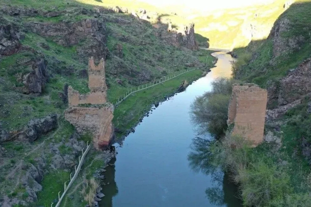 Türkiyə ilə Ermənistan sərhədindəki tarixi Ani körpüsünün bərpası üzrə tender başa çatıb Türkiyə ilə Ermənistan sərhədindəki tarixi Ani körpüsünün bərpası üzrə tender başa çatıb