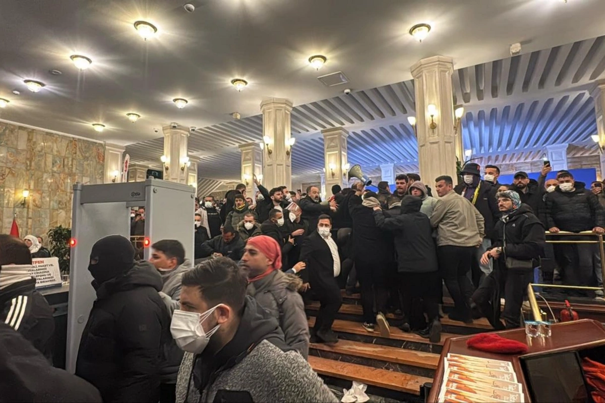 Türkiyədə İstanbul meriyasına hücum edildi: 1 polis yaralandı