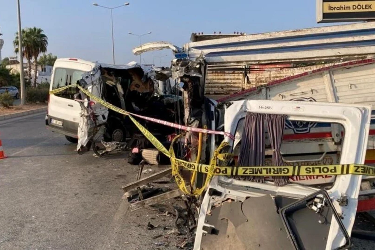 Türkiyədə şagirdləri daşıyan mikroavtobus qəzaya uğrayıb, ölən və yaralananlar var
