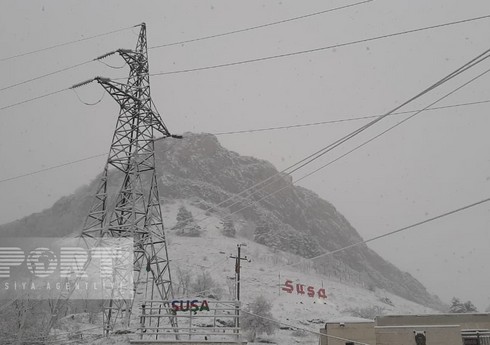 Şuşaya qar yağır, yollar təmizlənir 
