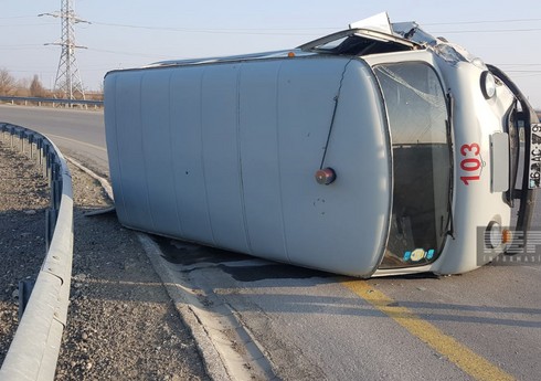 Ucarda təcili tibbi yardım maşını aşıb, 5 nəfər xəsarət alıb