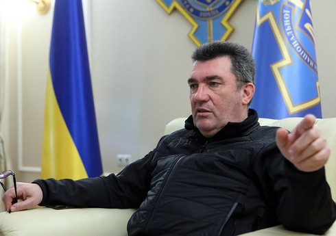 Ukrayna rəsmisi nüvə silahına malik ölkələrdən kömək istəyib