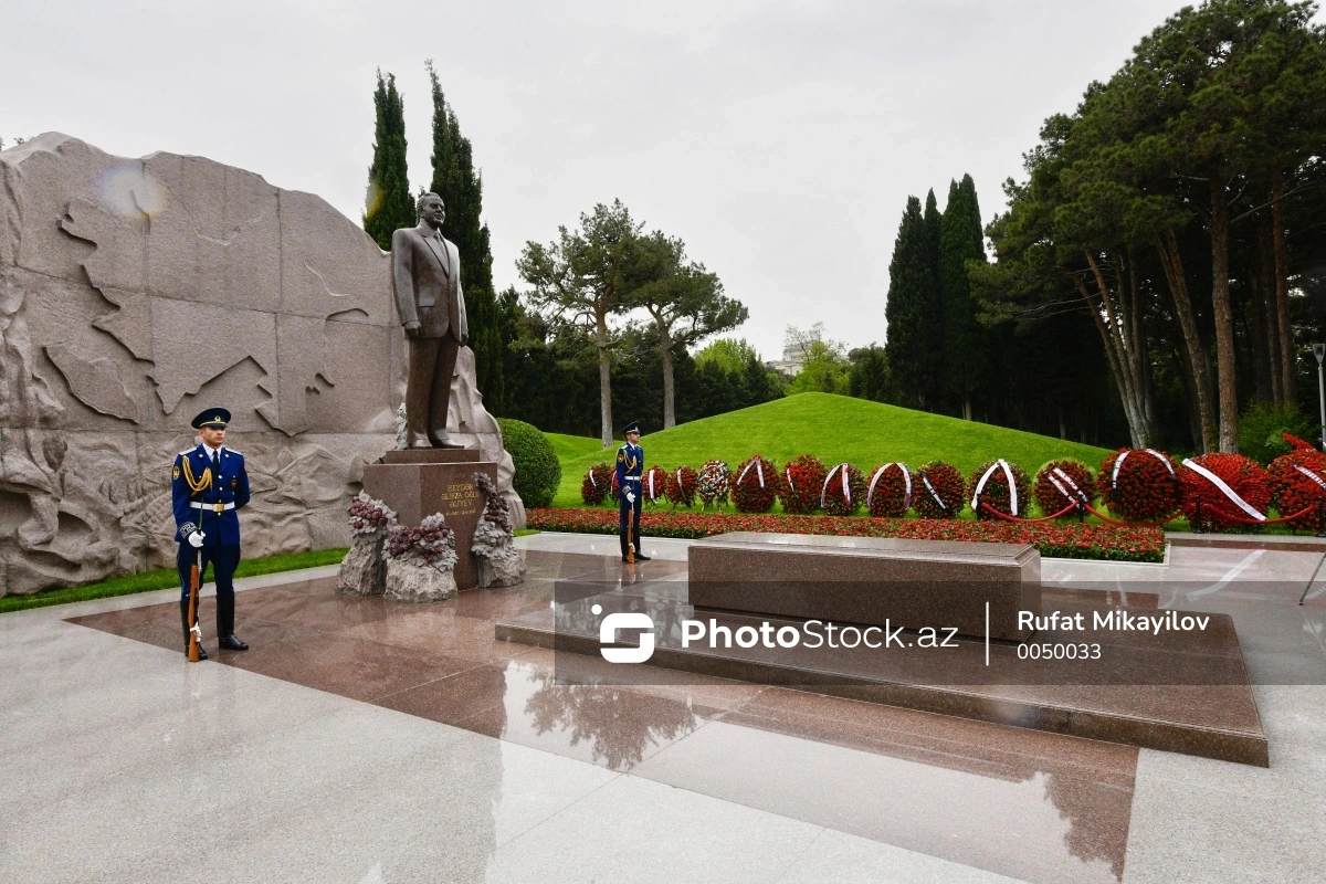 Ümummilli lider Heydər Əliyevin xatirəsi anılır