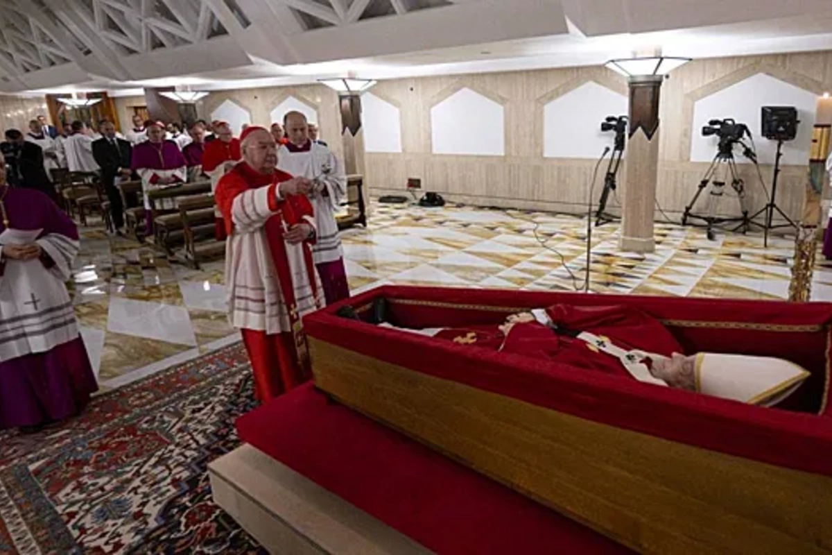 Vatikan Papa Fransiskin tabutdakı ilk fotosunu yaydı