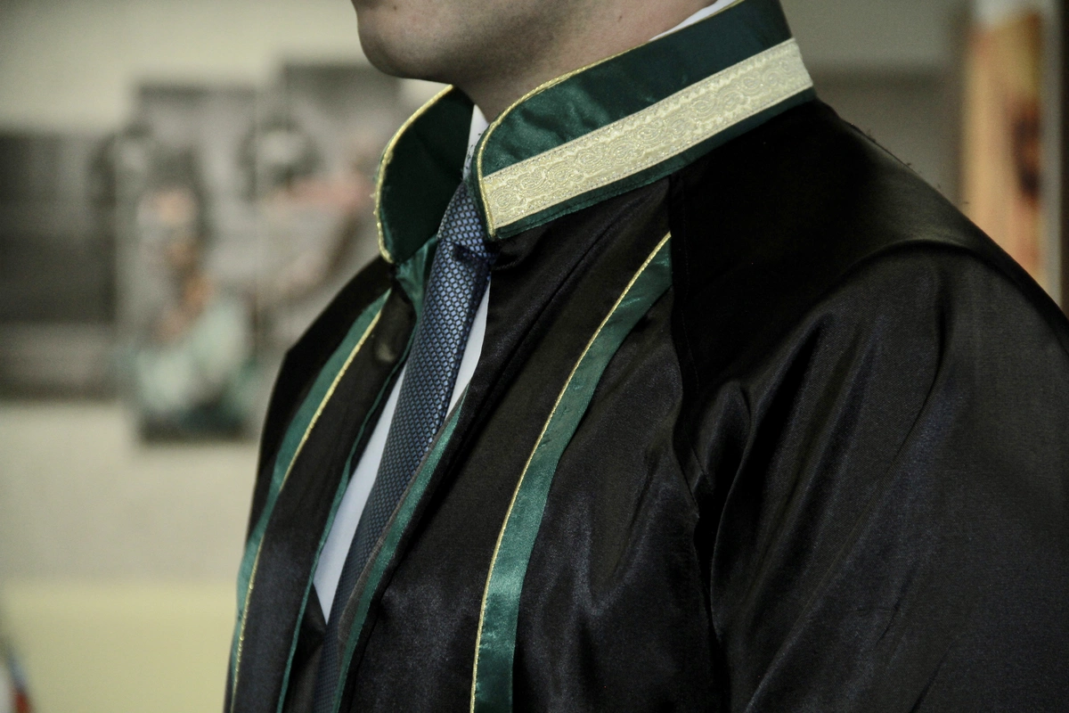 Vəkil olmaq istəyənlərin NƏZƏRİNƏ: Növbəti test imtahanına elektron müraciət başladı