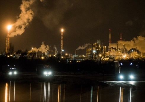 Volqoqrad Neftayırma Zavoduna dron hücumu olub