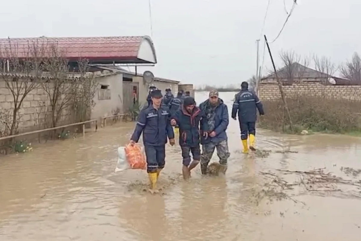 Xaçmazda intensiv yağışlar nəticəsində evlərə su dolub, 22 nəfər təxliyə edilib