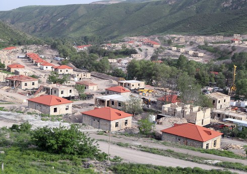 Xarici diplomatlar Zabux kəndində aparılan bərpa işləri ilə tanış olublar