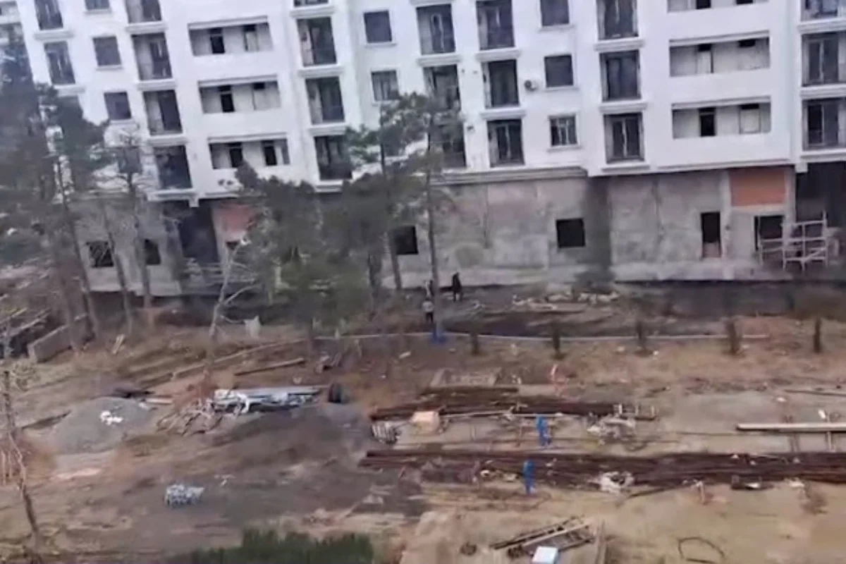 Xətai sakinlərindən narazılıq: Tullantılar yandırılır, tüstü mənzillərə dolur